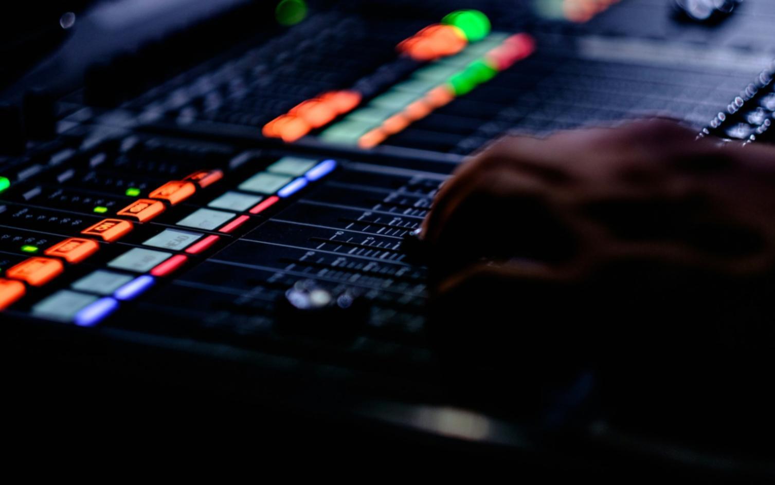 Console di mixaggio digitale durante sessione di lavoro